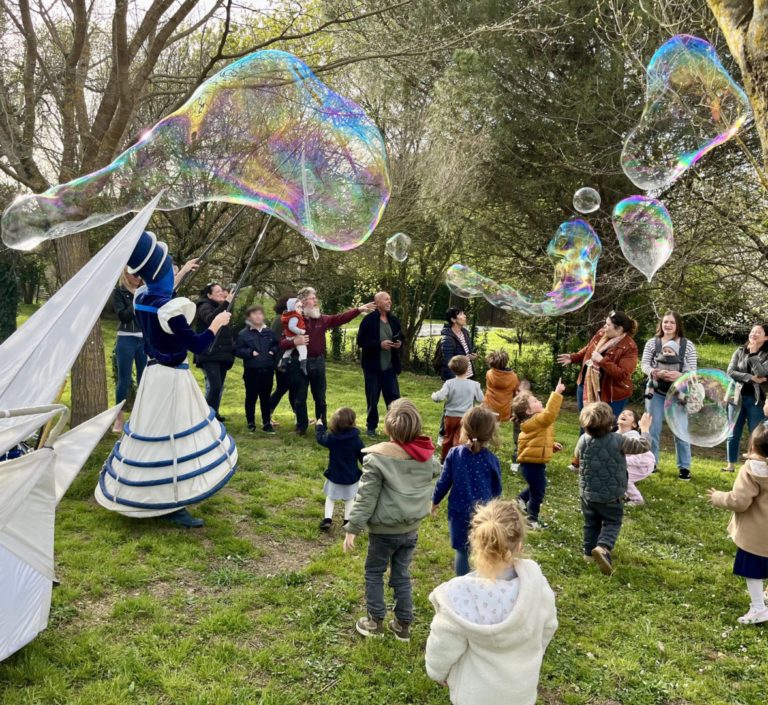 La Grande Lessive 2024® « Faire des bulles ? »